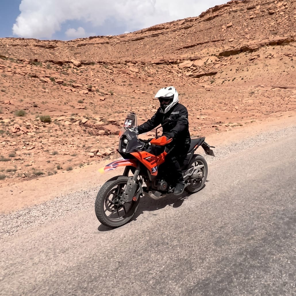 Piloto disfrutando del alquiler de una KTM 390 Adventure en Marruecos