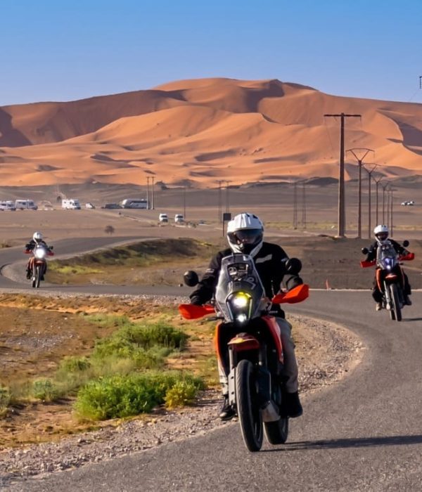 Ruta en moto KTM hacia las dunas del desierto del Sáhara en Merzouga