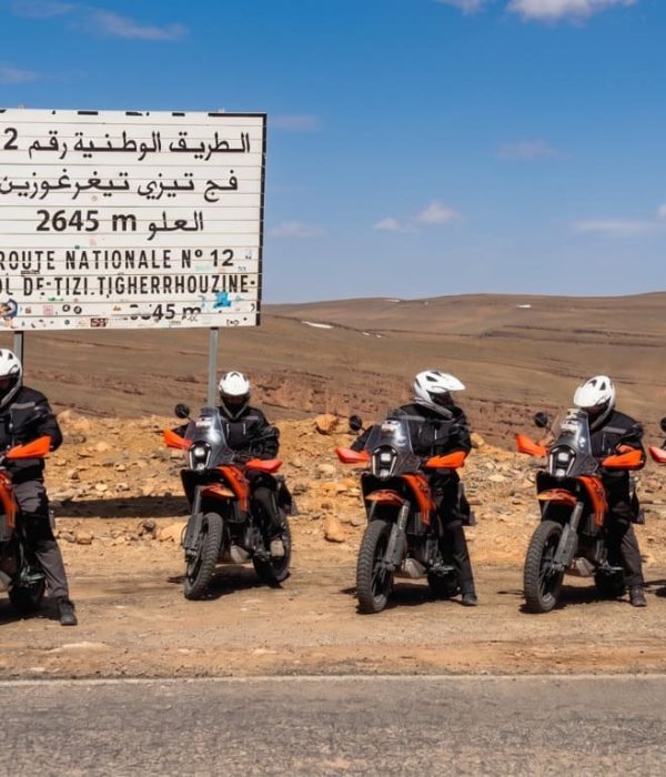 Línea de motos de alquiler de aventura listas para el tour por Marruecos